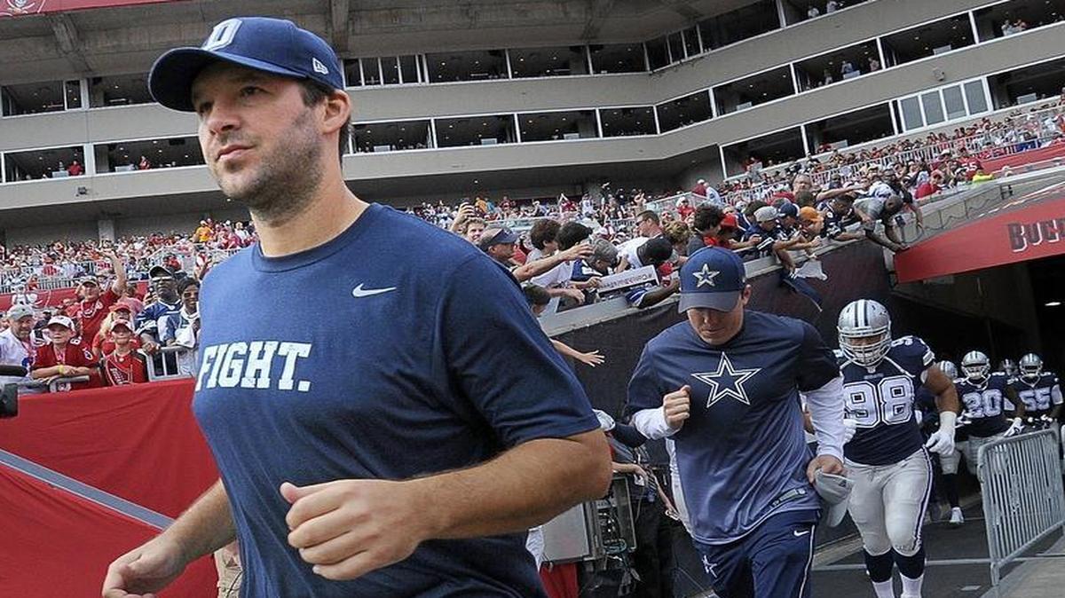 Dallas Cowboys quarterback Tony Romo (9) will play against the Miami Dolphins Nov. 22 for the first time since suffering a fractured collarbone Oct. 20.