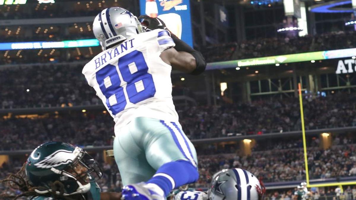 Dallas Cowboys receiver Dez Bryant, center, pulls down an 18-yard touchdown catch early in the fourth quarter.