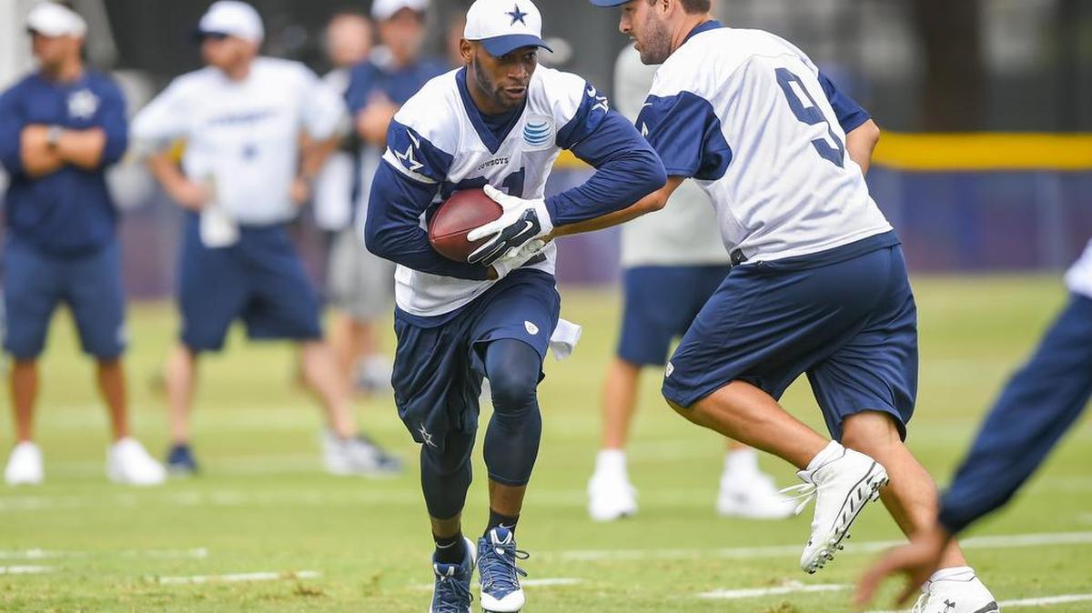 
Dallas Cowboys running back Joseph Randle, left, takes a handoff from quarterback Tony Romo (9) during training camp Thursday.
