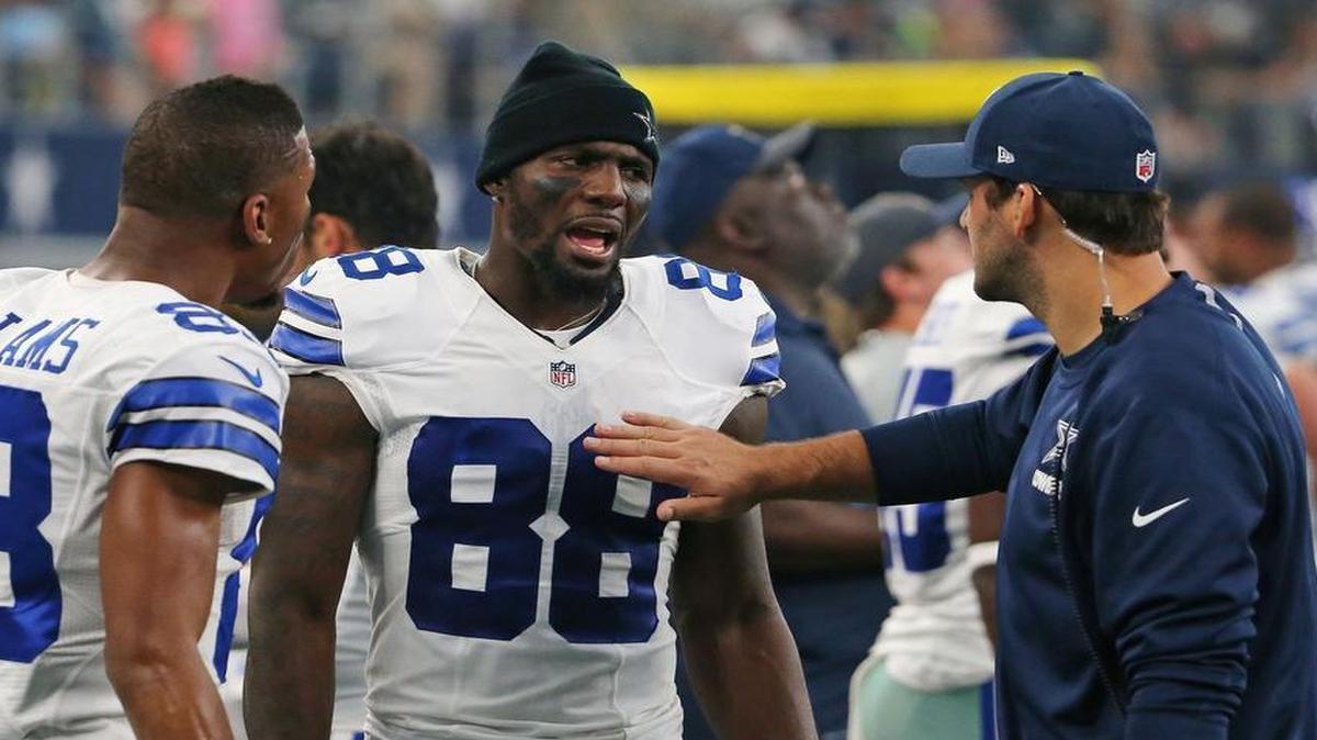 Cowboys wide receivers Terrance Williams, left, and Dez Bryant (88) discuss strategy with injured quarterback Tony Romo during Sunday’s game.