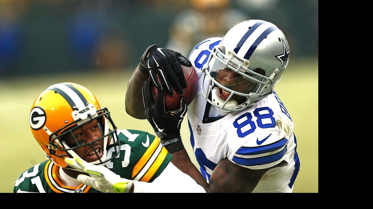 
Cowboys receiver Dez Bryant is working out on his own, while seeking a long-term contract.
