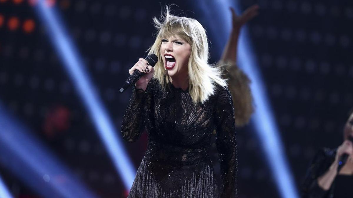 Taylor Swift is coming to AT&T Stadium in 2018.
