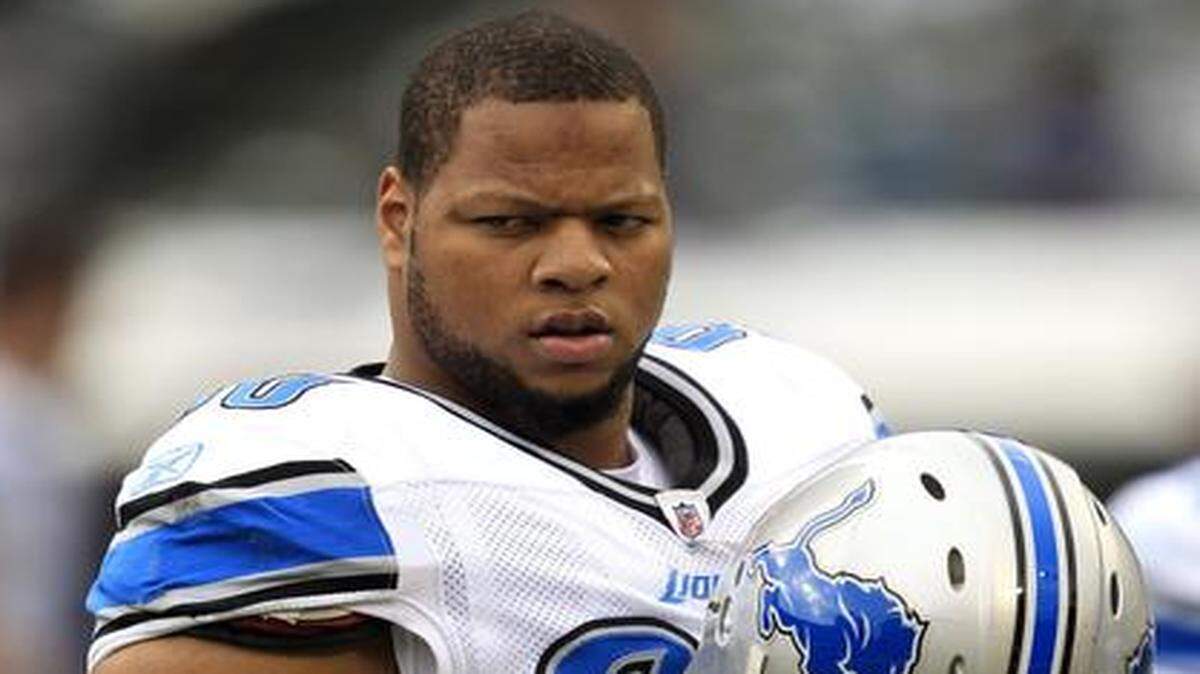 
Detroit Lions defensive tackle Ndamukong Suh has been suspended for Sunday’s playoff game after twice stepping on Packers quarterback Aaron Rodgers’ leg. Suh will appeal.


