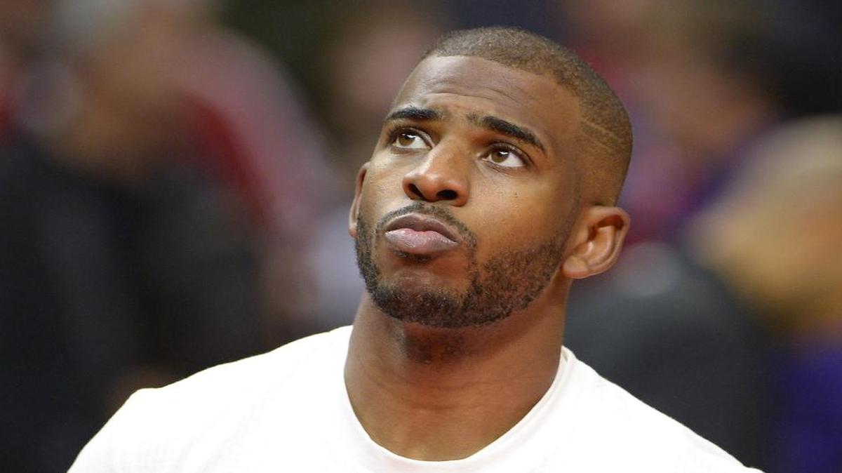 Los Angeles Clippers guard Chris Paul and his teammates plan to attend the Dallas Cowboys game against Washington on Thursday.