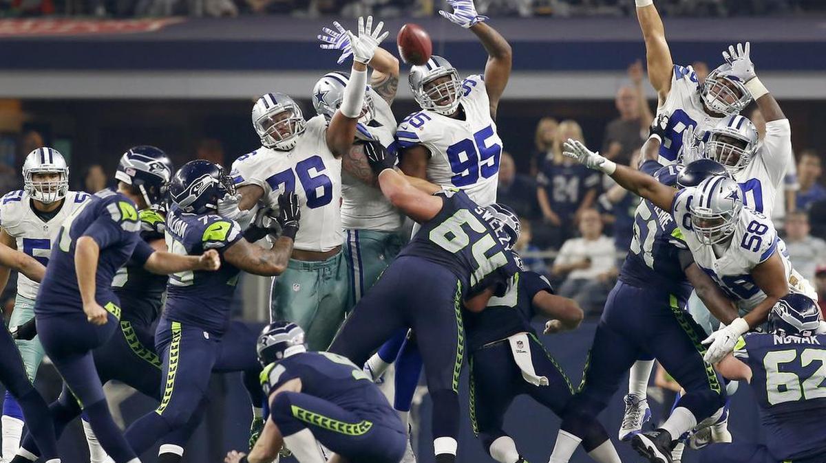 Cowboys defensive tackle David Irving (95) blocks a field goal by Seahawks kicker Steven Hauschka (4).