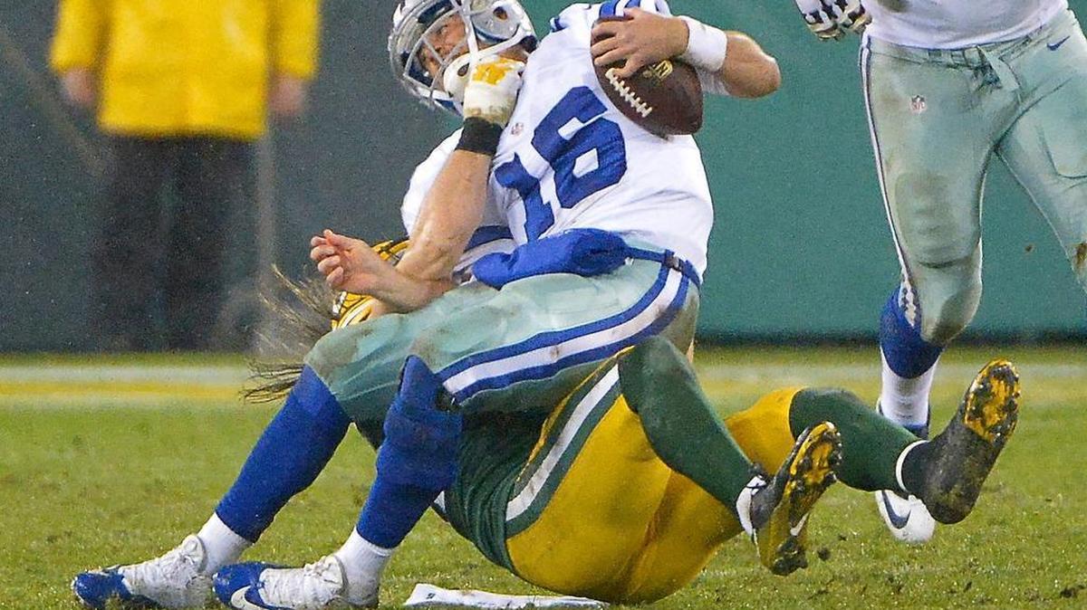 Dallas Cowboys quarterback Matt Cassel (16) is tackled by Green Bay Packers inside linebacker Clay Matthews (52) on the last play of the first half.