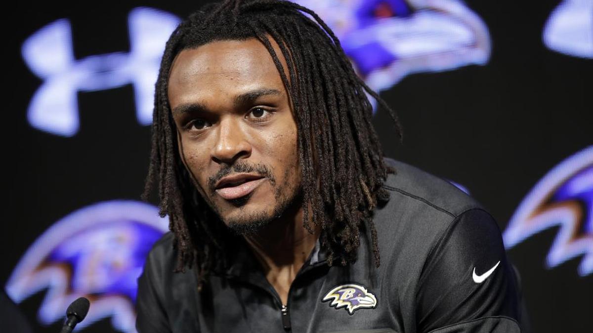 Cornerback Brandon Carr signed his contract with the Ravens on Monday, leaving the Cowboys after five seasons.