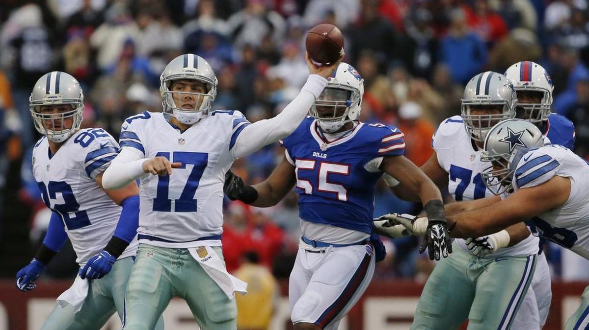 Dallas Cowboys quarterback Kellen Moore (17) looks for a receiver in the first quarter. He had 186 yards passing, 70 in the first half.