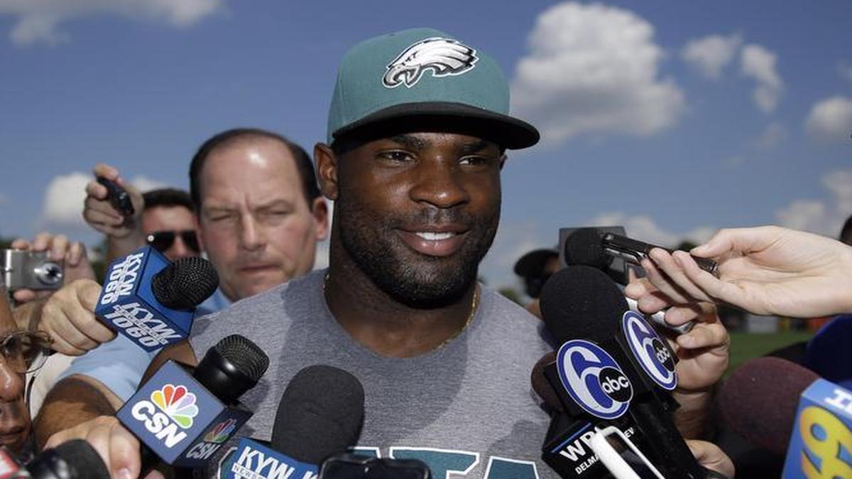 
Philadelphia Eagles' DeMarco Murray speaks to the media after practice at NFL football training camp, Wednesday, Aug. 12, 2015, in Philadelphia.  Murray left the Cowboys in free agency to sign with the Eagles.
