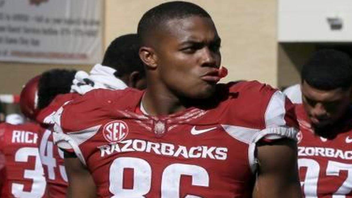 
Trey Flowers led Arkansas with 15 
1/2
 tackles for loss, six sacks and nine quarterback hurries.


