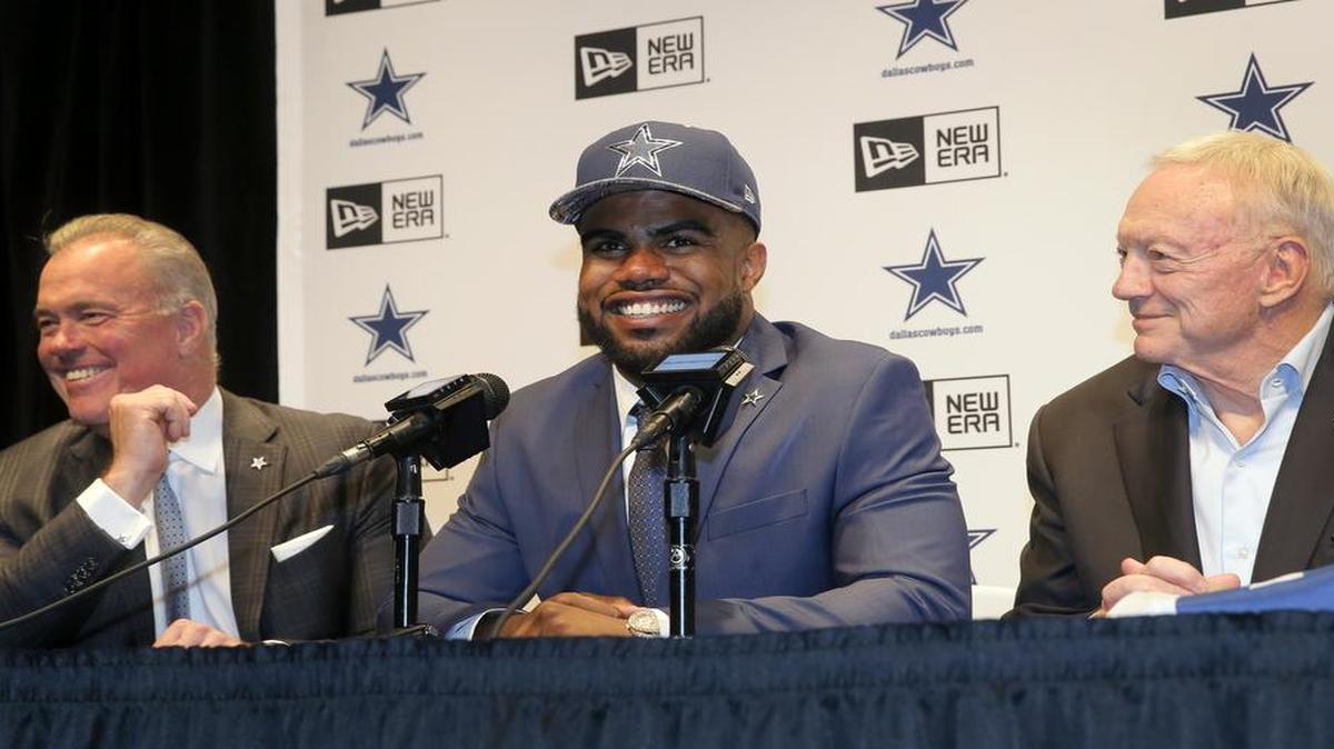 Dallas Cowboys executive vice president Stephen Jones, left, and team owner Jerry Jones flank their first-round draft pick, running back Ezekiel Elliott.