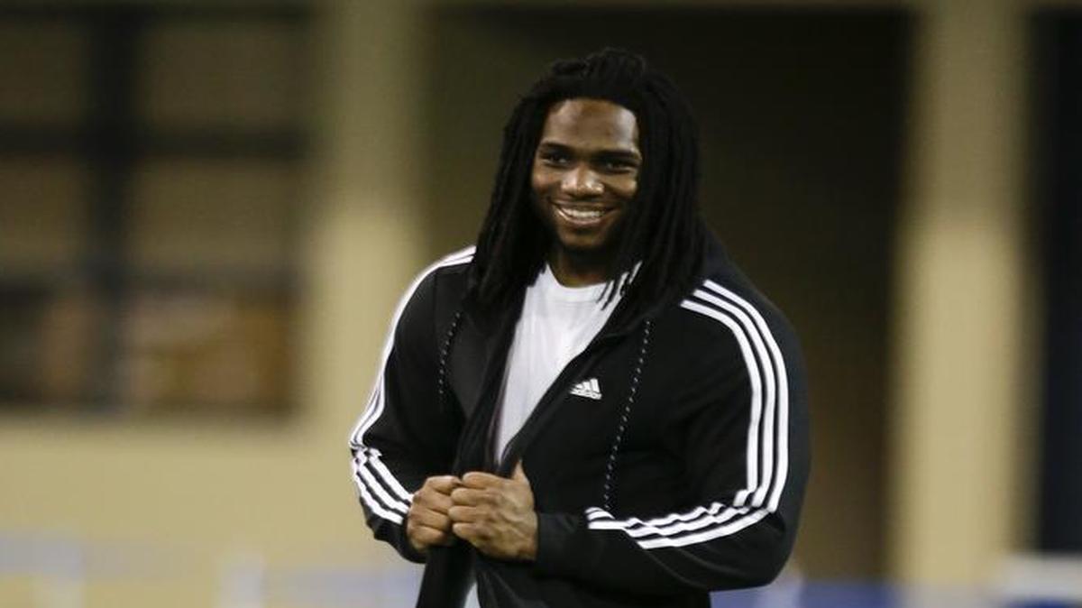 Notre Dame's Jaylon Smith is in an awkward position while rehabbing from a knee injury as the NFL Draft approaches.