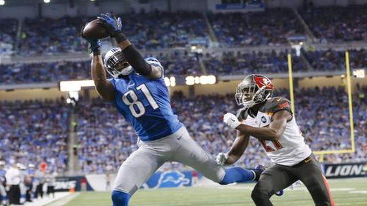 
Detroit Lions wide receiver Calvin Johnson, defended by Tampa Bay Buccaneers cornerback Johnthan Banks (27), catches a 6-yard pass for a touchdown during the first half  Sunday, Dec. 7, 2014. 
