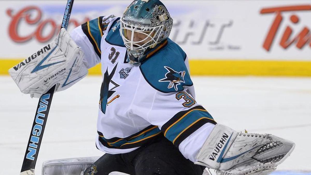 
The Stars see goalie Antti Niemi as a complement to fellow Finn Kari Lehtonen. Dallas is confident it can sign Niemi by Tuesday, before he becomes an unrestricted free agent. 
