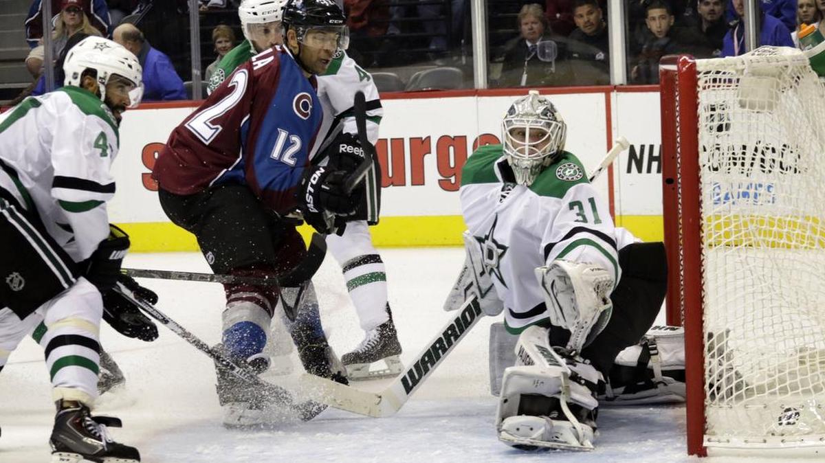 
Colorado’s Jarome Iginla (12) beats Antti Niemi for a second-period goal on Saturday night.


