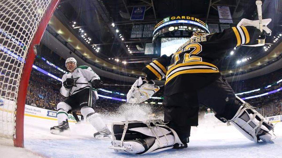 
 Vernon Fiddler scores a short-handed goal against Niklas Svedberg in the first period.
