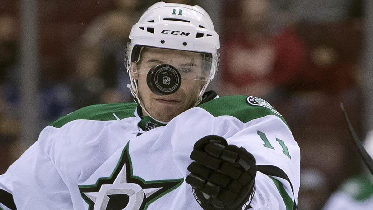 Dallas Stars left wing Curtis McKenzie keeps his eye on the puck during Sunday’s game in Vancouver. The Stars lost 5-4 in overtime but went 2-1-2 on their five-game road trip.