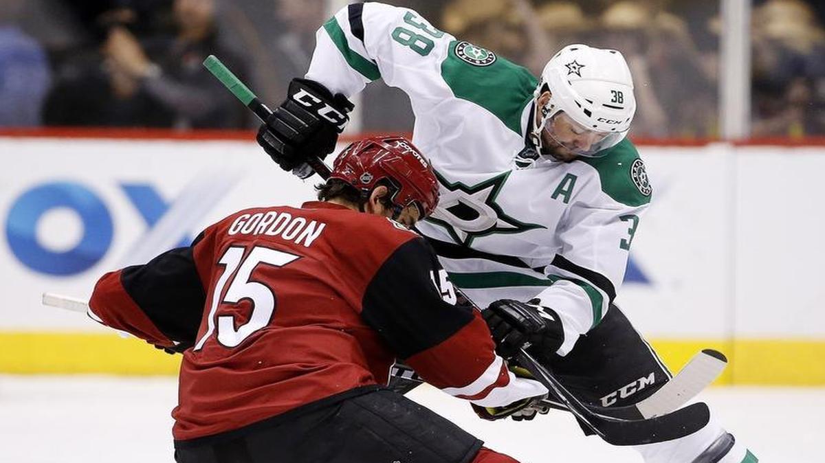 Stars forward Vernon Fiddler, right, and Coyotes’ Boyd Gordon (15) battle on a face off during the first period.