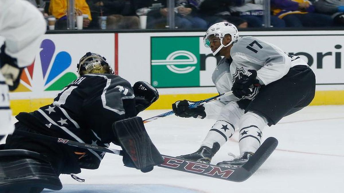 Metropolitan division Philadelphia Flyers forward Wayne Simmonds (17) scores the winning goal against Pacific division Arizona Coyotes goalie Mike Smith (41) during the final NHL All-Star game at the Staples Center on Sunday, Jan. 29, 2017 in Los Angeles, Calif. The Metropolitan division won 4-3.