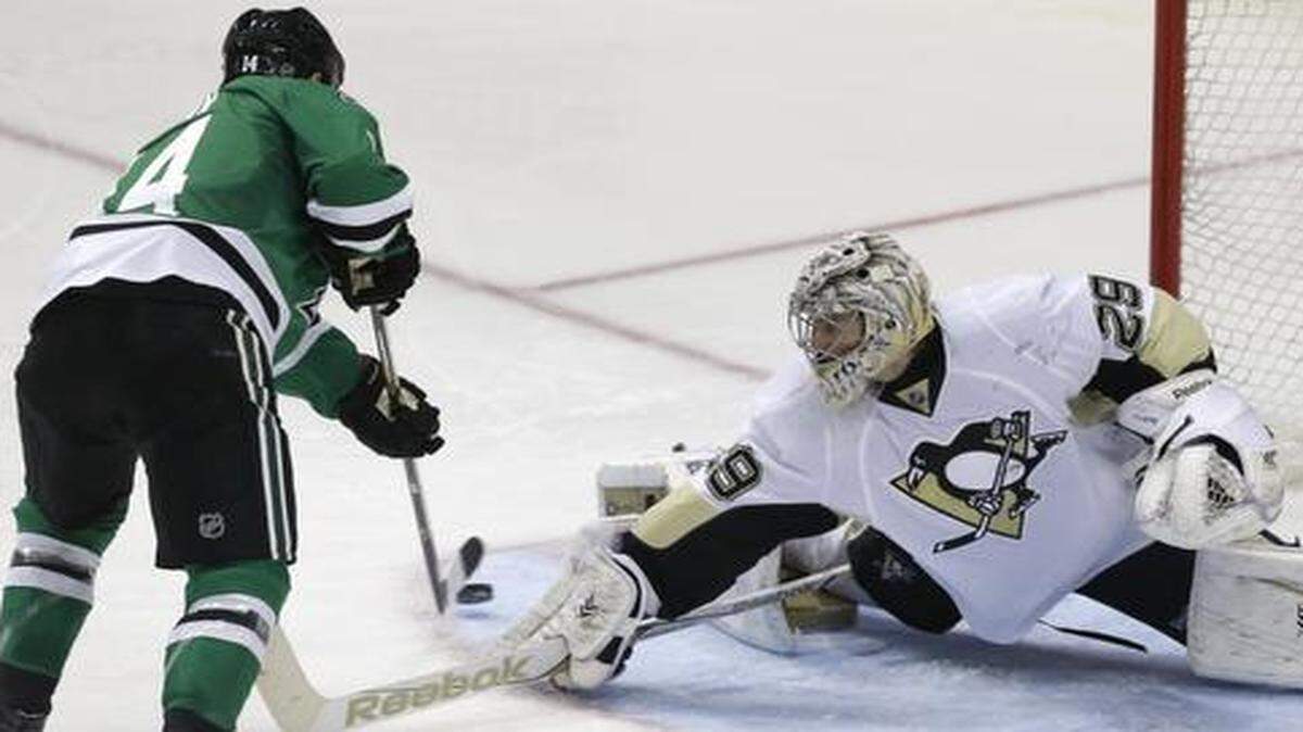 
Stars left wing Jamie Benn, left, beats Penguins goalie Marc-Andre Fleury for a second-period goal Thursday night at American Airlines Center.
