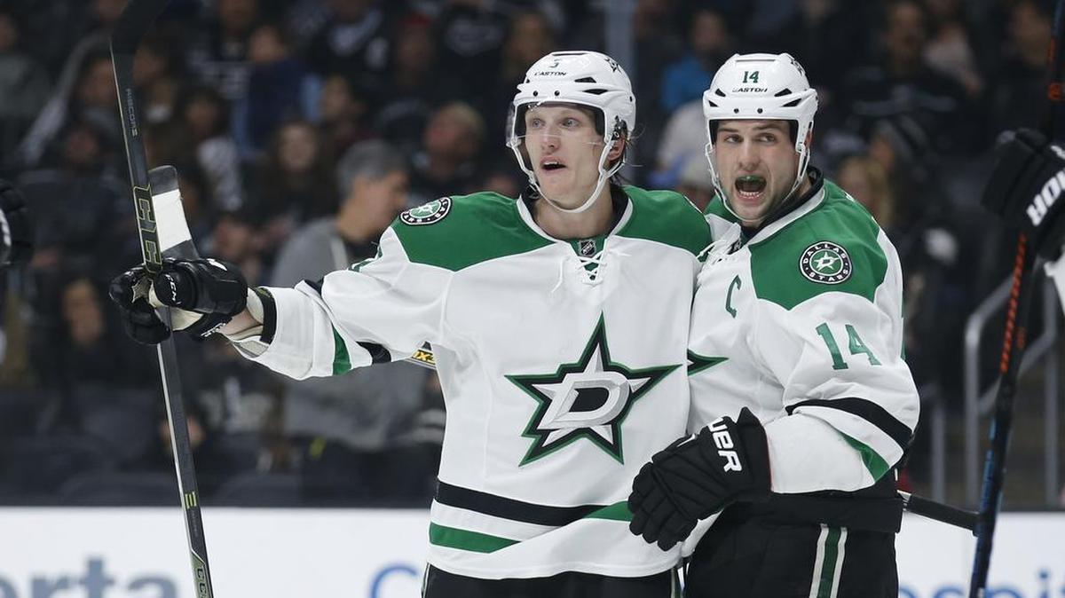 Jamie Benn, right, celebrated his 41st goal of the season Saturday with John Klingberg. Benn is second in the NHL with 88 points.