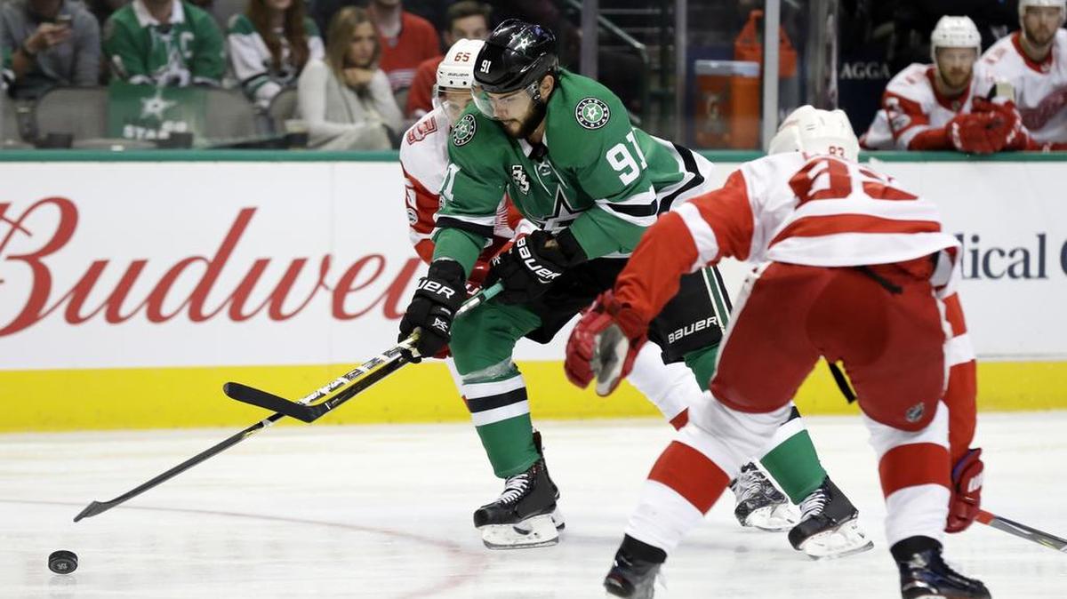 Dallas Stars' Tyler Seguin (91) prepares to take a shot as Detroit Red Wings defenseman Trevor Daley, right, and Danny DeKeyser (65) defend in the first period Tuesday in Dallas.