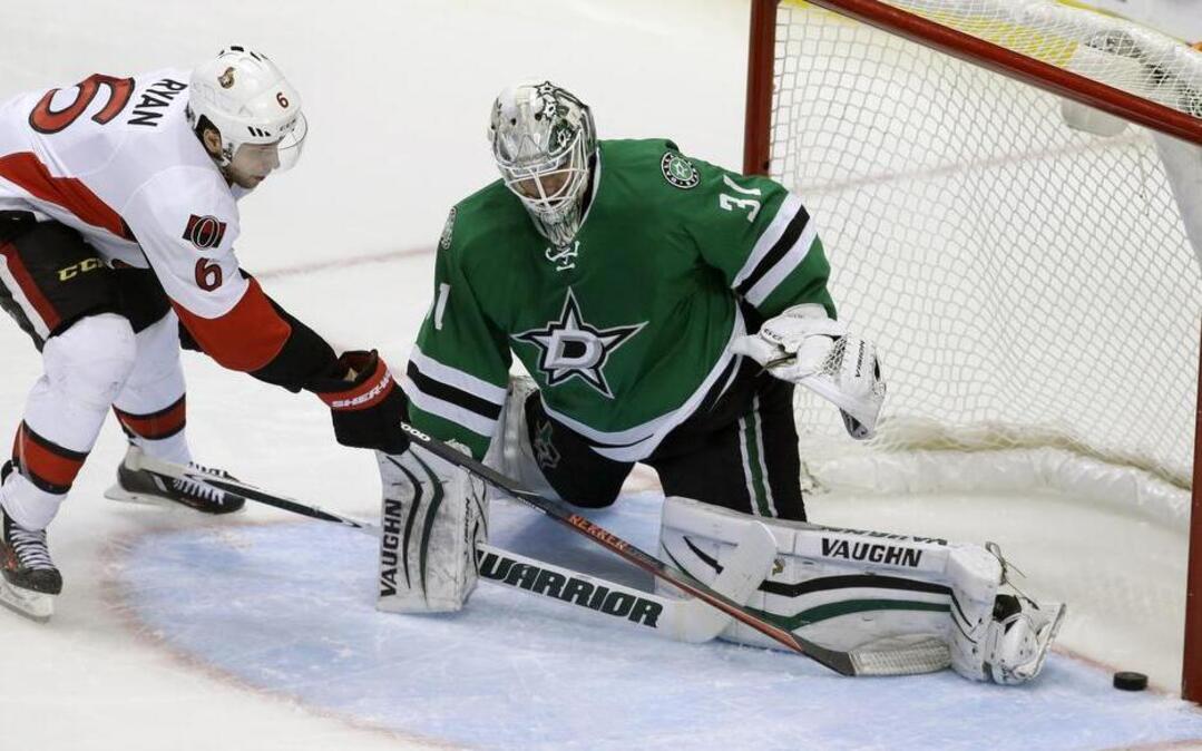 Senators’ Bobby Ryan scores in the first period on Stars goalie Antti Niemi, who gave up five goals on 16 shots.