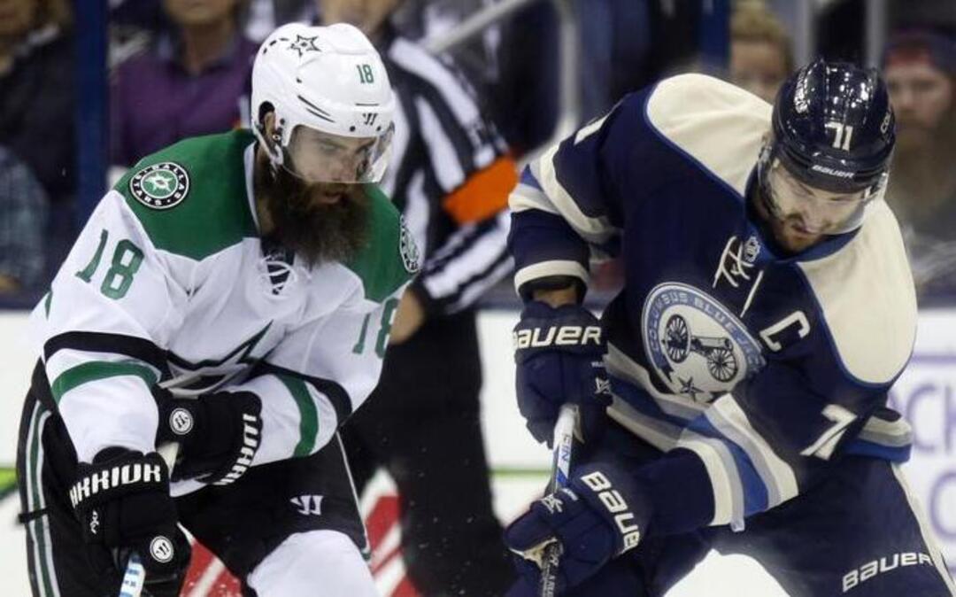 Blue Jackets forward Nick Foligno, right, works for the puck against Stars forward Patrick Eaves during the second period Tuesday in Columbus, Ohio.