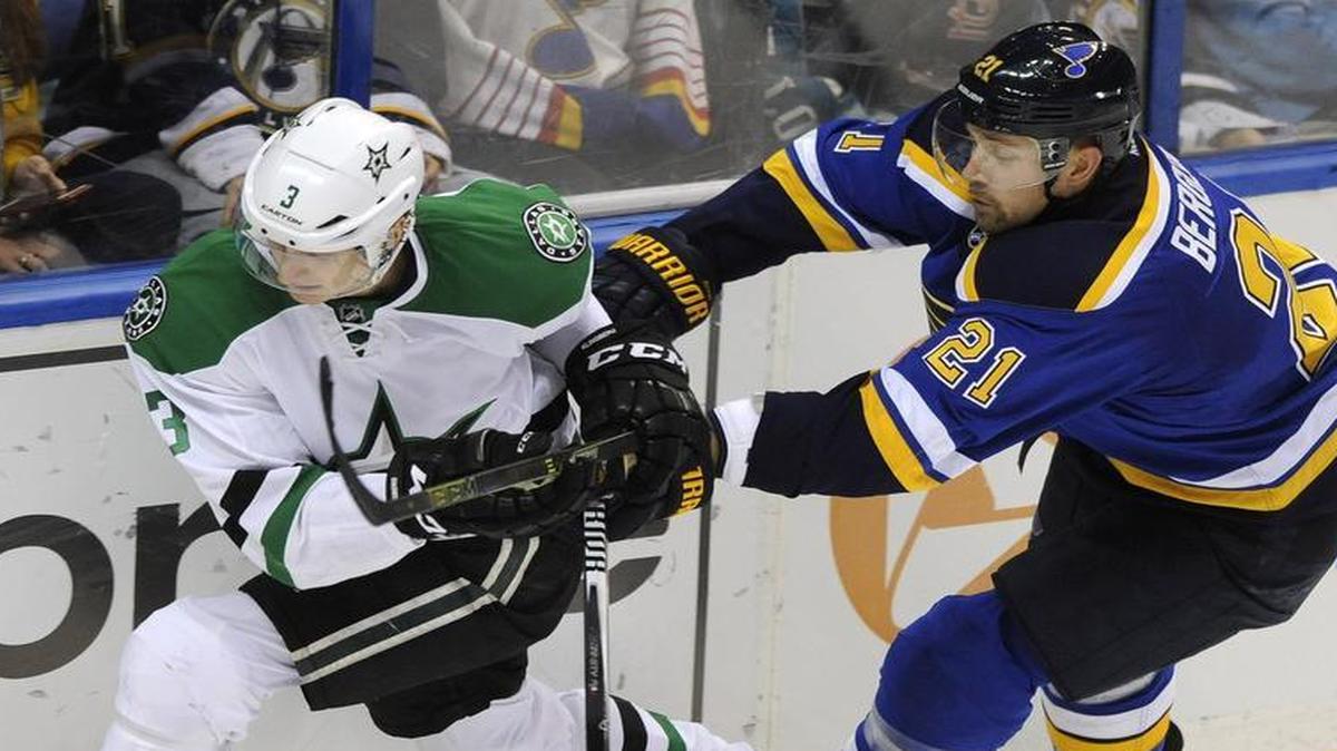 Blues’ Patrik Berglund (21) reaches for the puck with Stars defenseman John Klingberg (3) during the third period. The Blues won in overtime 2-1.