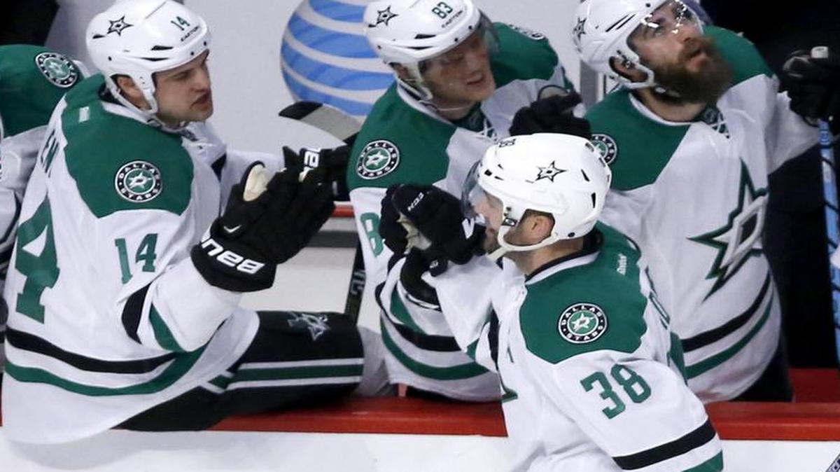Vernon Fiddler (38) celebrates with his Stars teammates after scoring the first of his two goals during a four-goal first period for the Stars on Tuesday in Chicago.