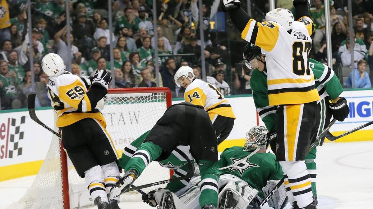 Pittsburgh’s Sidney Crosby, right, celebrates after Penguins teammate Jake Guentzel (59) scored against Dallas Stars goalie Kari Lehtonen in the second period.