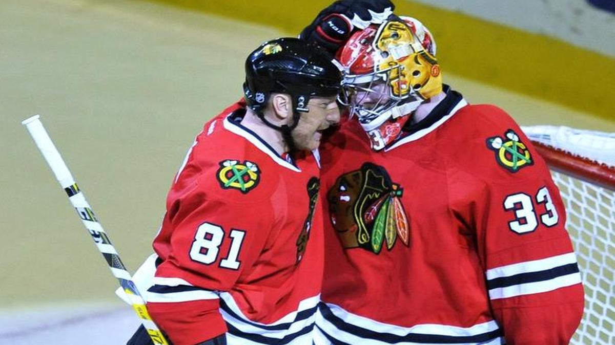 Chicago Blackhawks goalie Scott Darling (33) celebrates with teammate Marian Hossa (81) after Sunday’s 3-1 victory over the Dallas Stars.