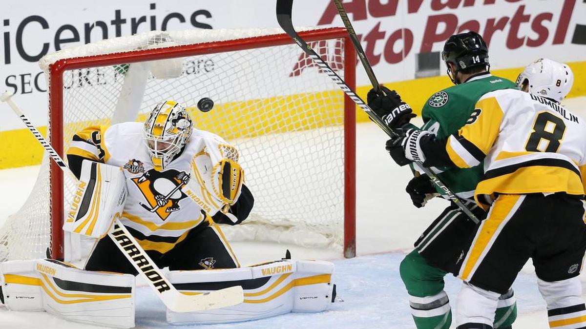 Dallas forward Jason Spezza, center, connects for a goal as Pittsburgh Penguins goalie Matt Murray can’t come up with a save in the Stars’ 3-2 comeback victory Tuesday. The Stars play host to the New York Islanders on Thursday.