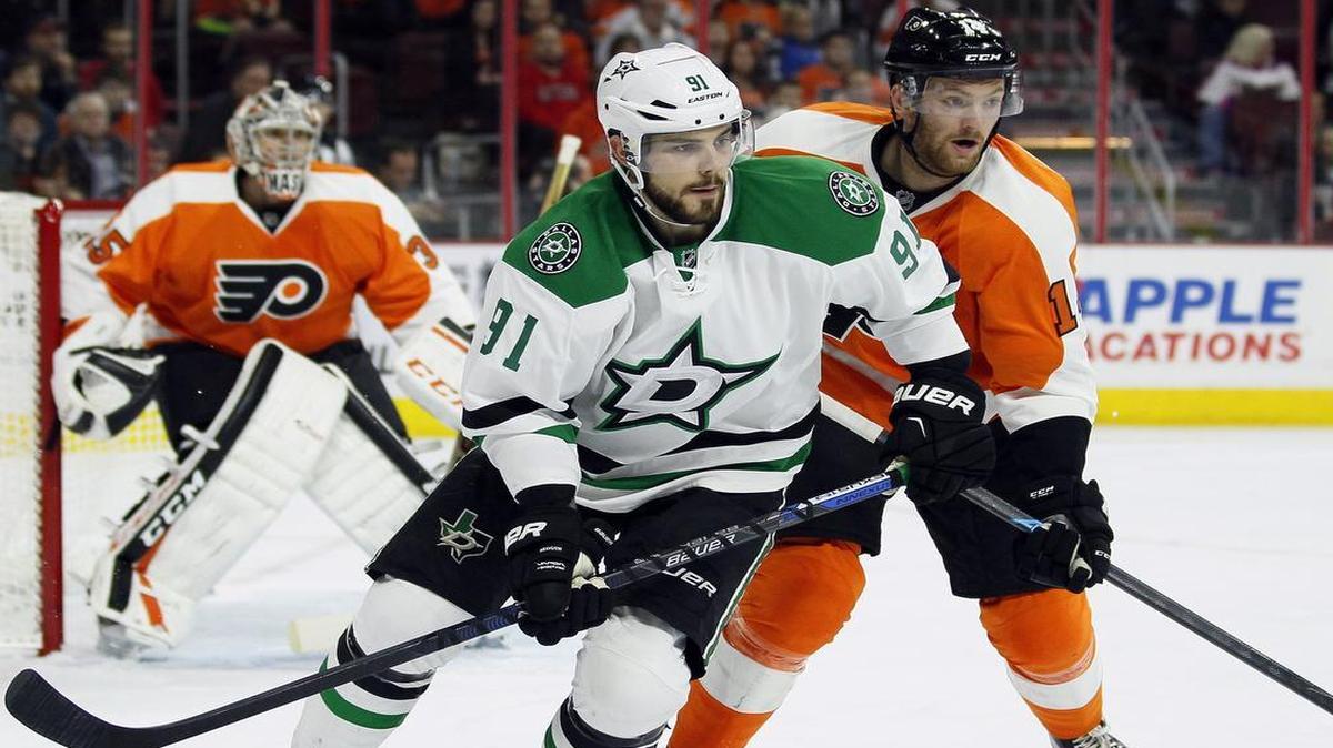 Dallas Stars’ Tyler Seguin, center, had a goal and an assist in Tuesday’s 2-1 road win over the Philadelphia Flyers. Dallas has won four games in a row, including three on the road.