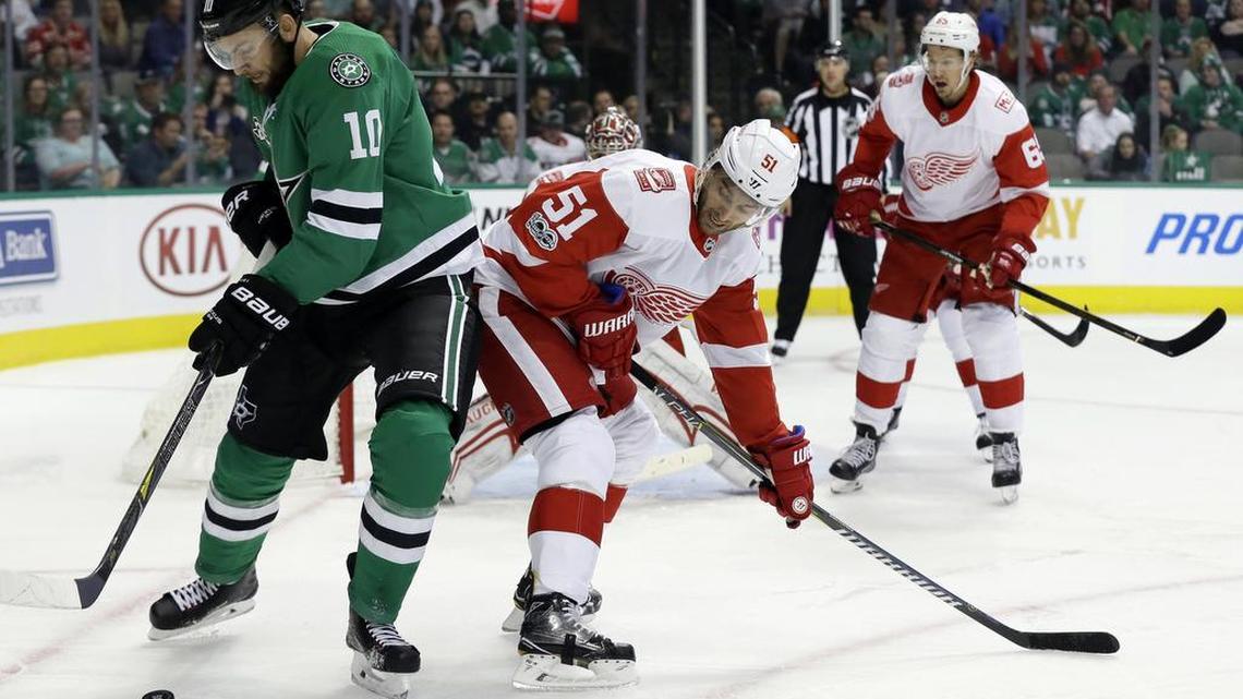 Dallas Stars center Martin Hanzal, left, attempts to gain control of the puck as Detroit Red Wings center Frans Nielsen (51) of Denmark defends in the first period.