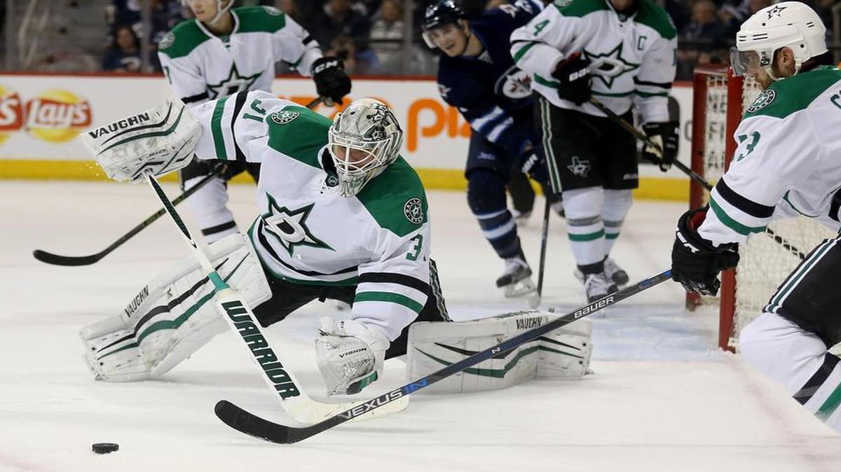 Stars goaltender Antti Niemi (31) comes out of the net to play the puck during the second period.