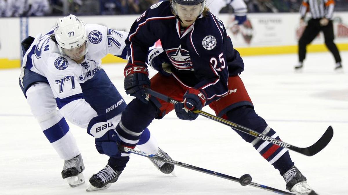 William Karlsson, right, and Columbus dropped their fourth consecutive game Monday in a 2-1 loss to Victor Hedman and Tampa Bay.