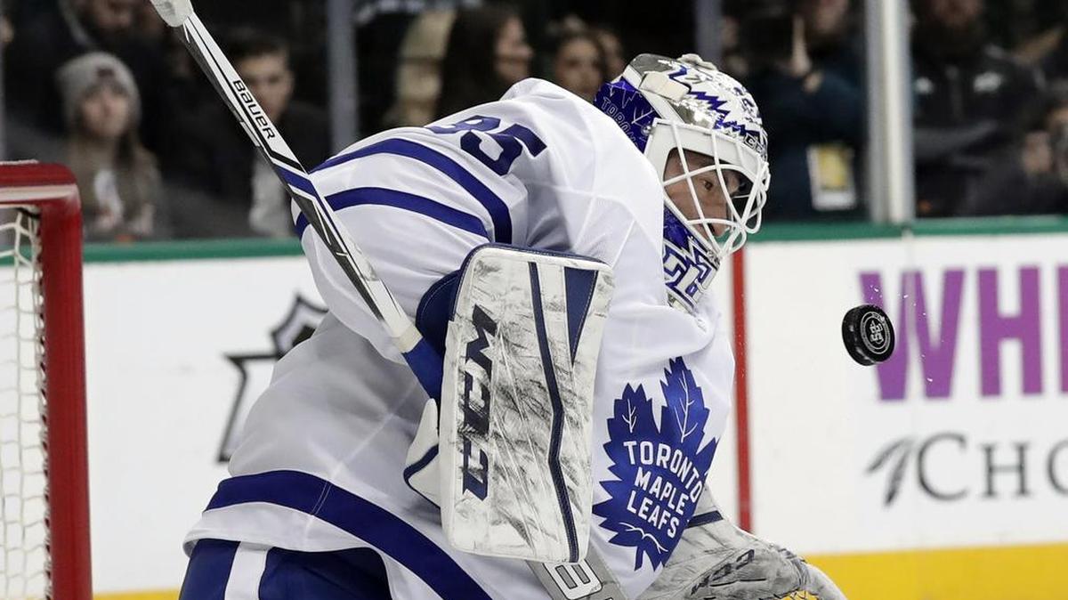 In his first action in more than a month, Toronto Maple Leafs goaltender Curtis McElhinney stopped 39 shots by the Dallas Stars in a 4-1 win Thursday in Dallas.