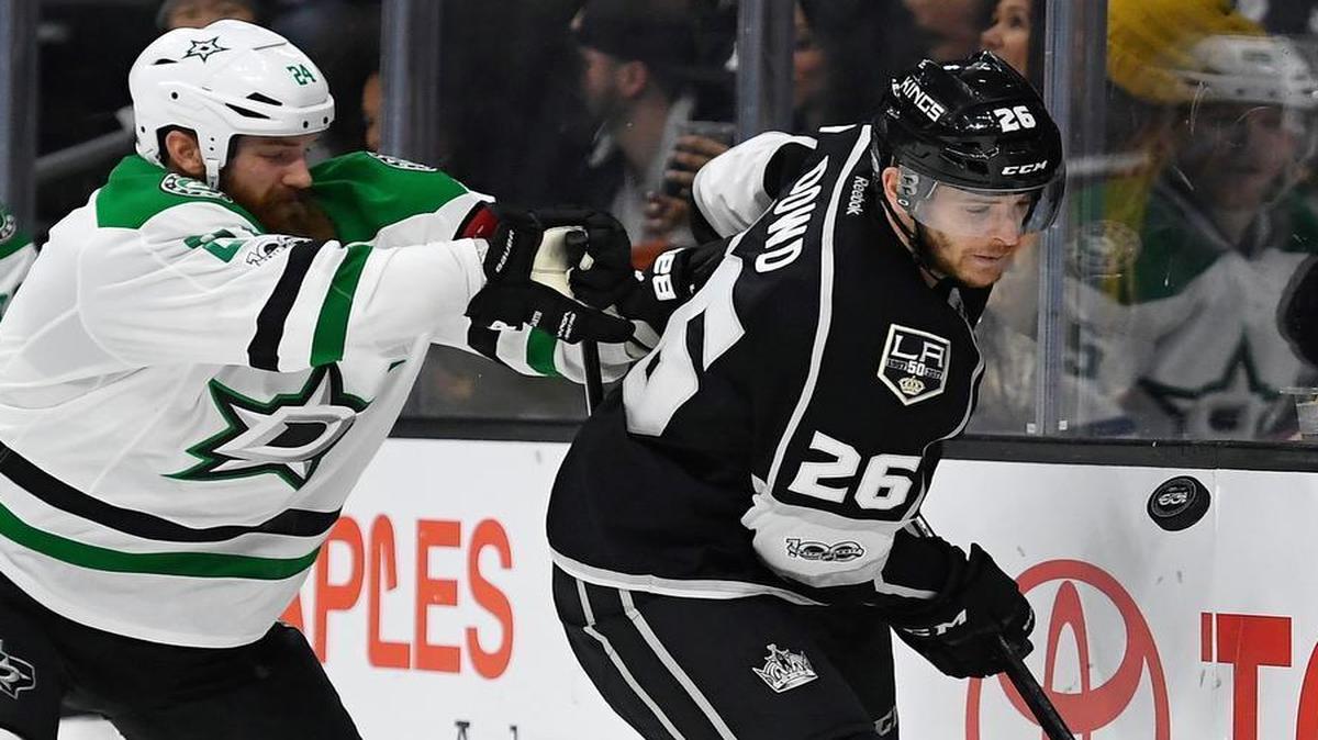 Dallas Stars defenseman Jordie Benn, left, and Los Angeles Kings center Nic Dowd battle for the puck during the second period of an NHL hockey game, Monday, Jan. 9, 2017, in Los Angeles.