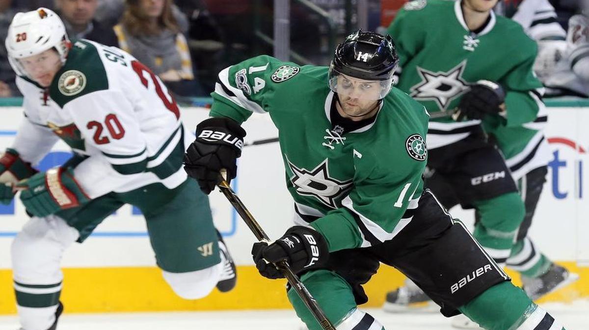 Dallas Stars left wing Jamie Benn, front, has been on a hot streak going into Tuesday night’s game at Toronto against the Maple Leafs. Benn has points in six straight games and goals in the last four.