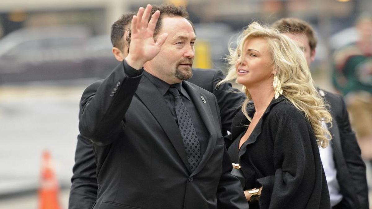 Former Blackhawks and Stars goalie Ed Belfour will be in uniform and on ice with Chicago for the national anthem as part of a ceremony honoring Chicago legends of the past. The teams meet Thursday at 7:30 p.m. on FSSW Plus.