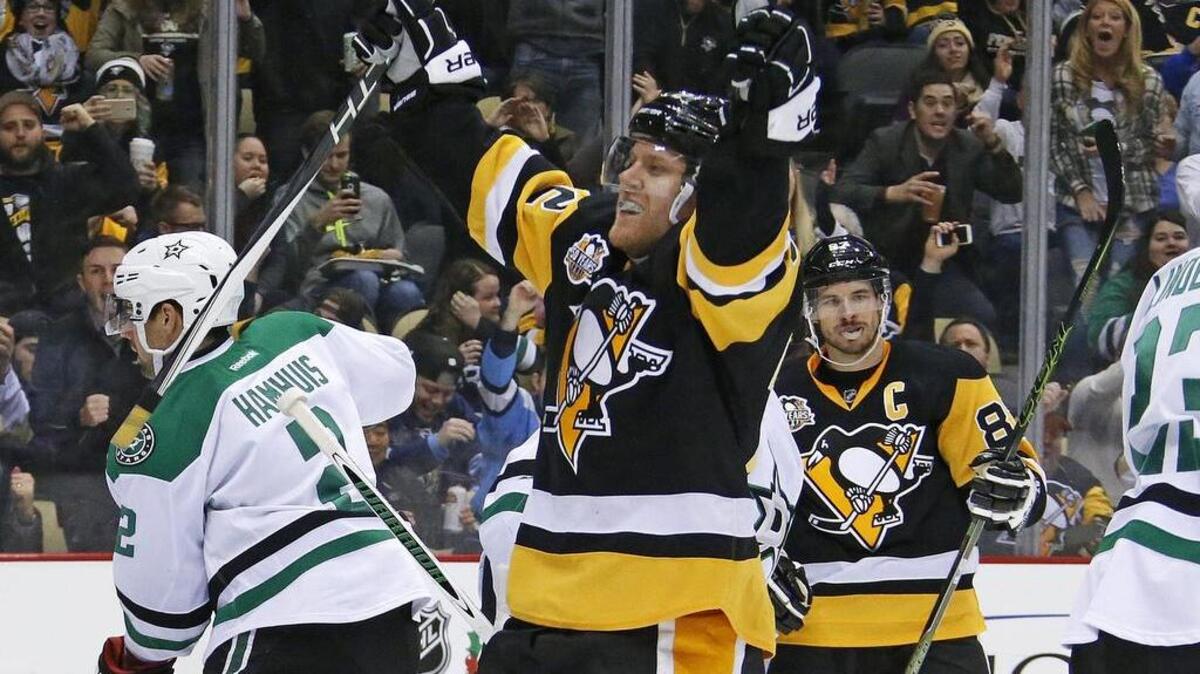 Right wing Patric Hornqvist celebrates his second-period goal against the Dallas Stars in the Penguins’ 6-2 victory Thursday in Pittsburgh.