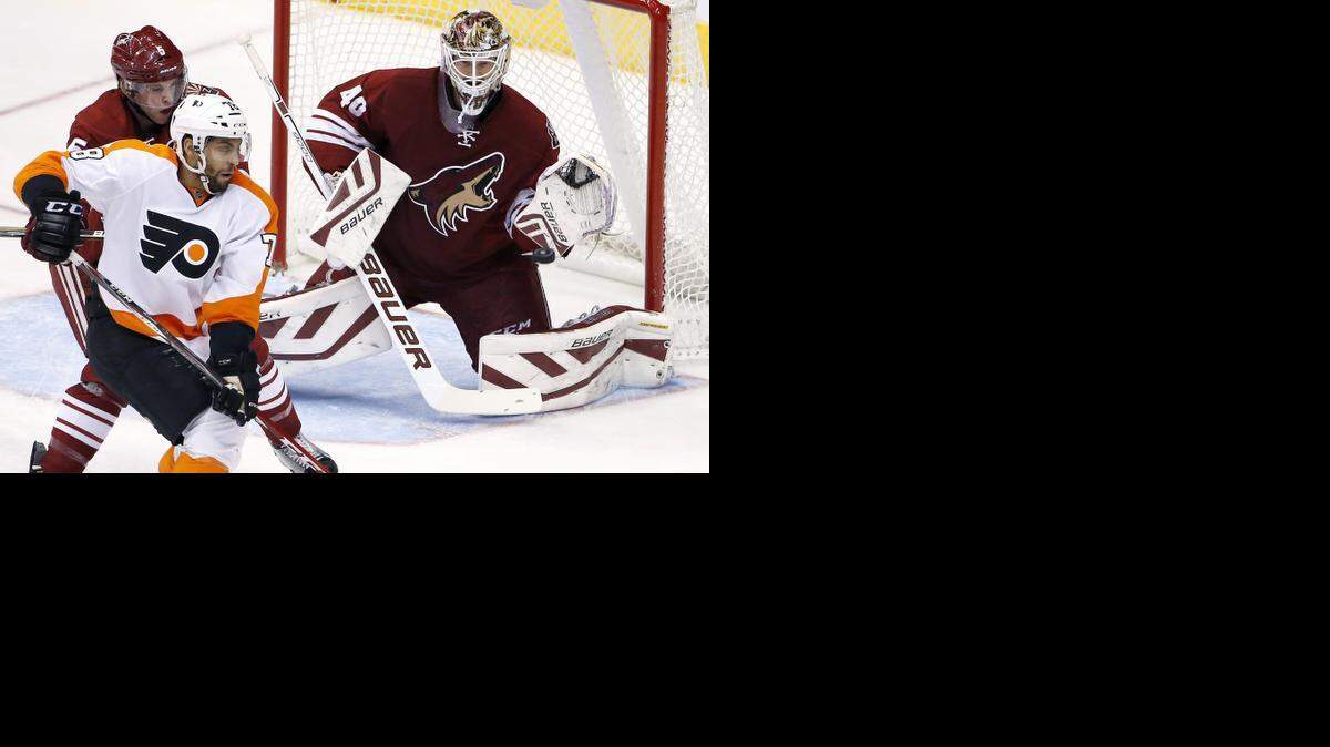 
Arizona goalie Devan Dubnyk, right, has made 91 saves on 95 shots during the Coyotes’ three-game winning streak. Arizona visits the Dallas Stars in an NHL game on Wednesday.


