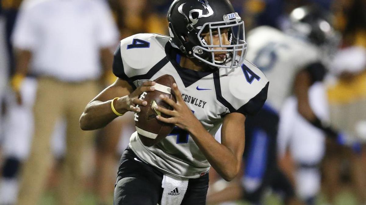 North Crowley Panthers quarterback Caleb Leake (4) looks to pass against the Lamar Vikings.