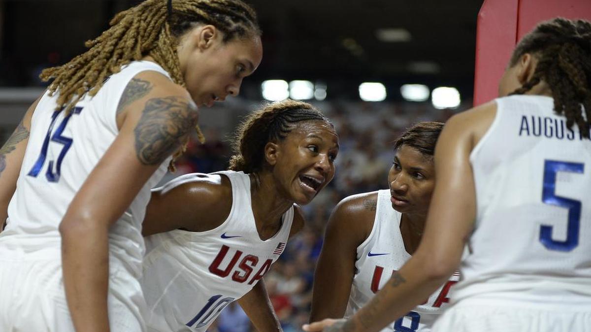 Tamika Catchings acts as team motivator for Team USA.