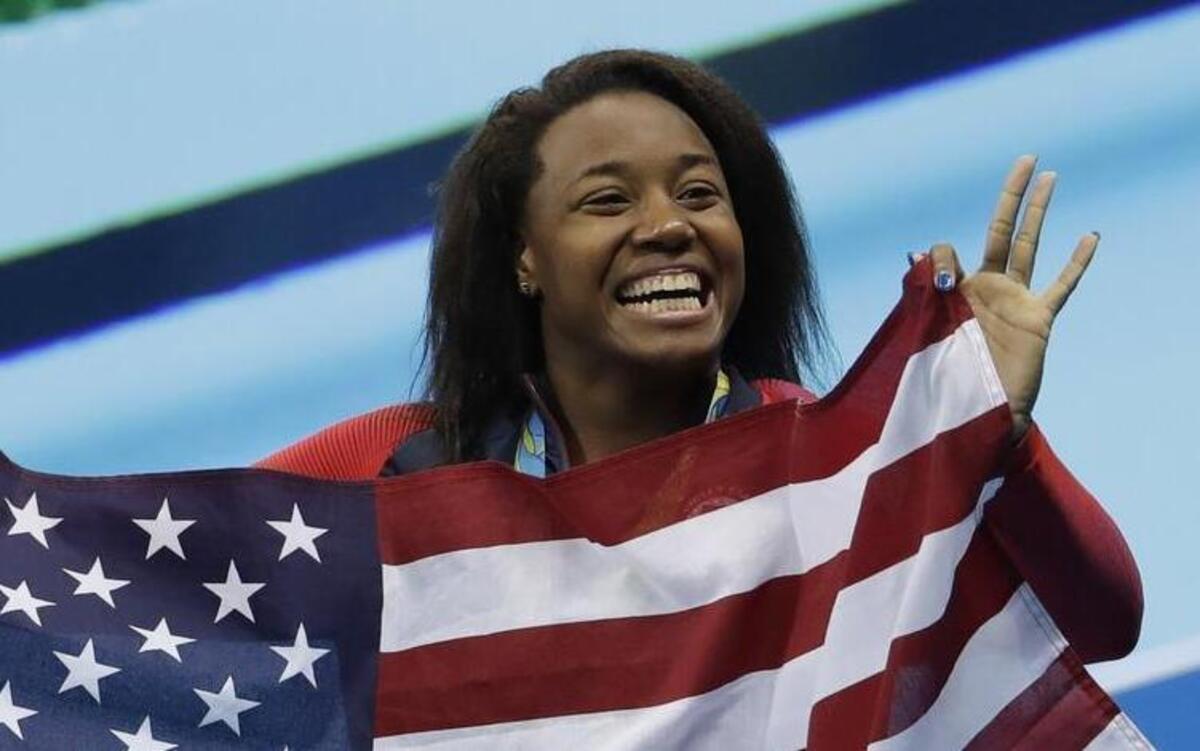Simone Manuel celebrates winning the gold medal in the women’s 100-meter freestyle.