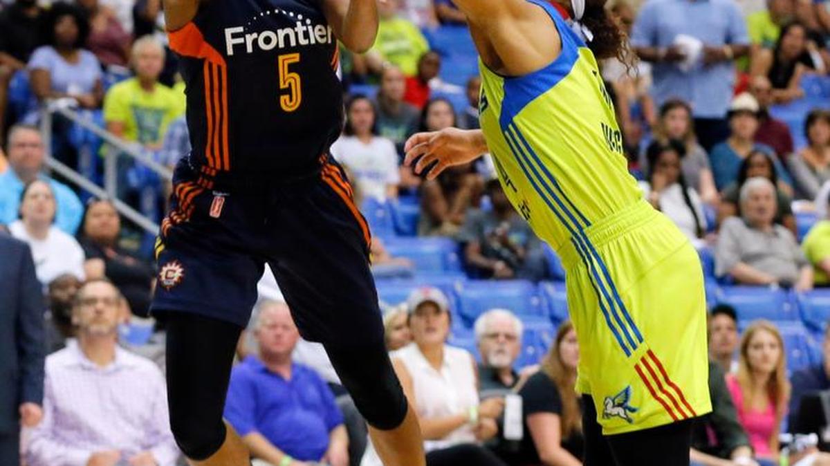 Connecticut Sun guard Jasmine Thomas goes up for a shot as the Dallas Wings’ Skylar Diggins, right, defends during the second half Saturday in Arlington. The Sun won 86-83.