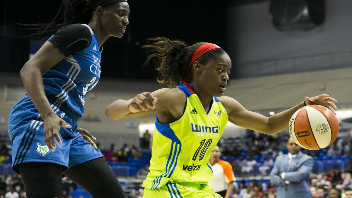 The Dallas Wings and Kaela Davis, right, try to bounce back after Sunday’s loss at home to Minnesota when they take on the Sparks on Tuesday in Los Angeles. The game will be televised at 9 p.m. on ESPN2.