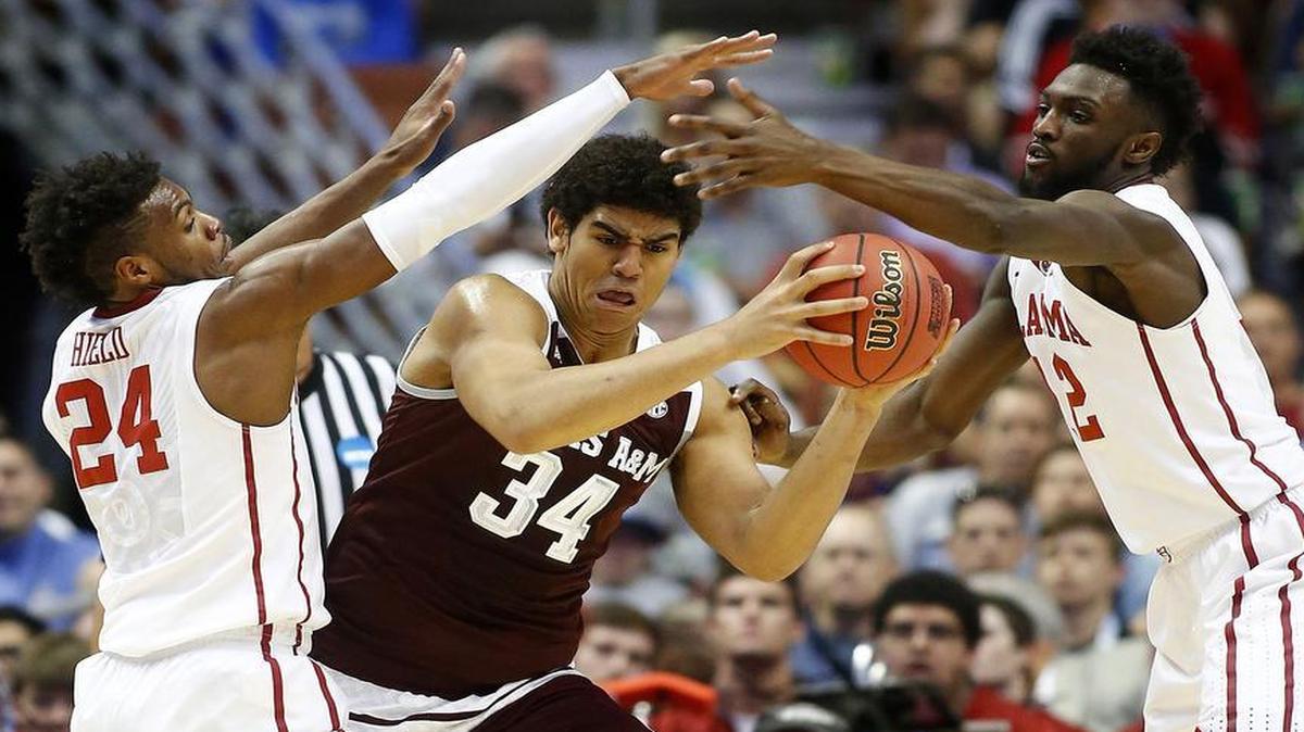 Oklahoma’s Buddy Hield, left, and Khadeem Lattin pressure Texas A&M’s Tyler Davis in Thursday night’s NCAA Sweet 16 game in Anaheim, Calif. Oklahoma advanced to play Oregon at 5:07 p.m. Saturday on CBS (KTVT/Channel 11).