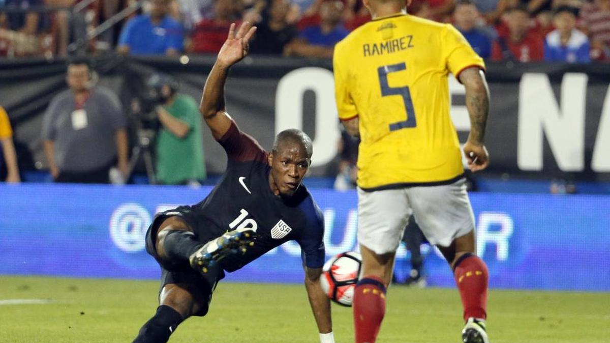 Darlington Nagbe, left, shoots and scoers past Ecuador’s Christian Ramirez late in Wednesday’s match.